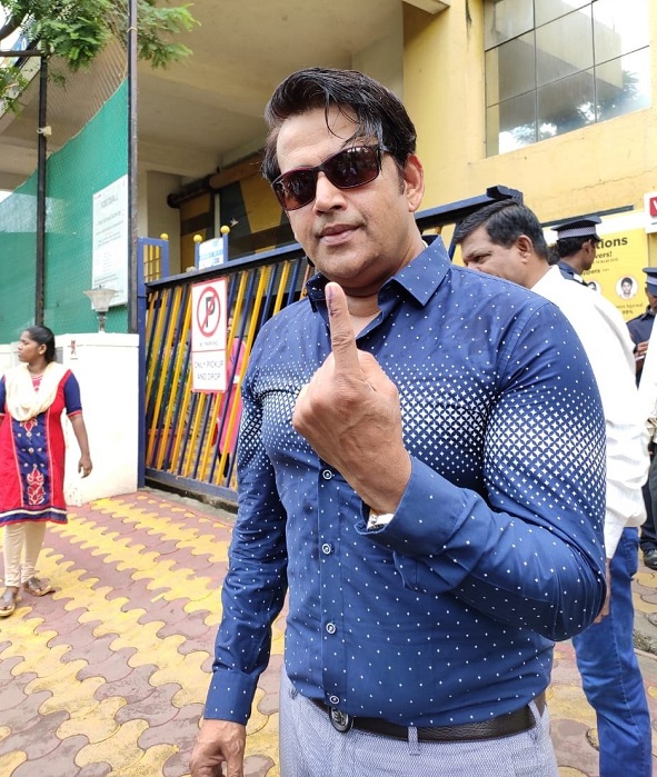 मुंबई के गोरेगांव निर्वाचन क्षेत्र में मतदान केंद्र पर अपना वोट डालने के बाद अभिनेता और भाजपा सांसद रवि किशन