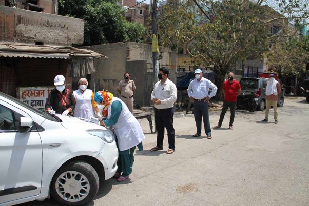 कोरोना वायरस के प्रसार को रोकने के लिए लगाए गए लॉकडाउन के दौरान जहांगीरपुरी में तैनात पुलिसकर्मियों की जांच करती स्वास्थ्यकर्मियों की टीम