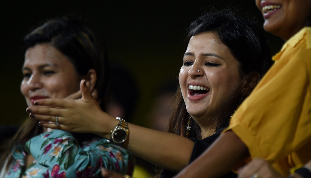 आईपीएल 2019 टी 20 क्रिकेट टूर्नामेंट के दौरान खुशी जाहिर करती चेन्नई सुपर किंग्स के कप्तान एमएस धोनी की पत्नी साक्षी