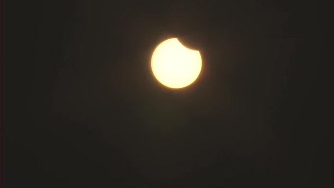 गुजरात के अहमदाबाद में सूर्य ग्रहण का नजारा