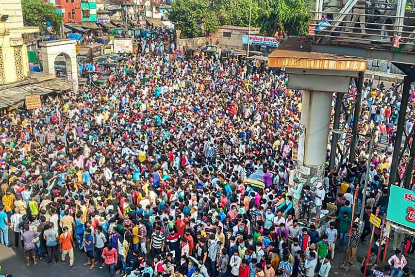बांद्रा में मजदूरों के जुटने पर केंद्र सरकार घिरी, रेलवे के 39 लाख टिकट बुक करने पर उठे सवाल