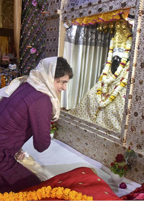 कांग्रेस महासचिव प्रियंका गांधी वाड्रा पूजा करने पहुंची वाराणसी के रविदास जन्मस्थान मंदिर