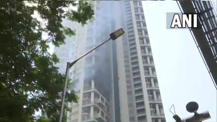 मुंबई की 61 मंजिला इमारत में लगी भीषण आग, दहशत में 19वीं मंजिल से कूदा युवक