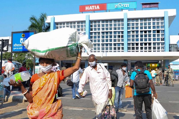 लॉकडाउन के दौरान चेन्नई से विशेष ट्रेन के द्वारा रांची के हटिया रेलवे स्टेशन पहुंचने के बाद बाहर निकलते प्रवासी श्रमिक