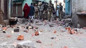 यूपी के अलीगढ़ में बाजार बंद कराने गई पुलिस पर पथराव,  सिपाही घायल