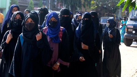 हिजाब पर बढ़ते विवाद के बीच कर्नाटक में कॉलेज, यूनिवर्सिटी 16 फरवरी तक बंद