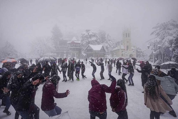 बर्फबारी के दौरान शिमला में मौज करते पर्यटक