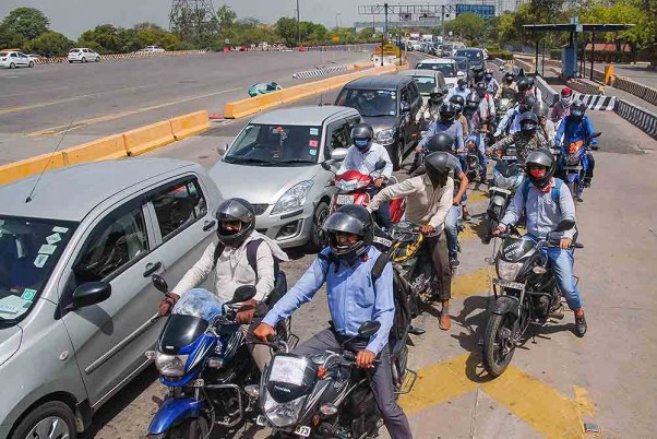 नई दिल्ली में लॉकडाउन के दौरान डीएनडी फ्लाईओवर पर सुरक्षाकर्मियों द्वारा यात्रियों के पास / ई-पास की जांच के कारण लगा भारी ट्रैफिक जाम