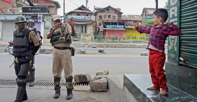 कश्मीर: 23वें दिन भी सामान्य जनजीवन प्रभावित, कुछ इलाकों में कर्फ्यू जारी
