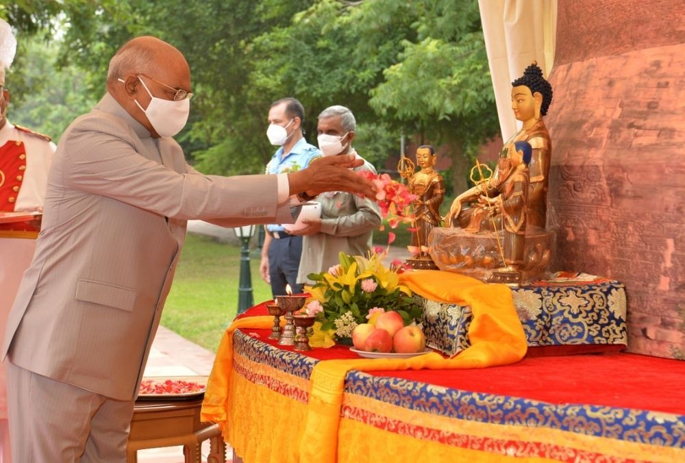 नई दिल्ली में धर्म चक्र दिवस पर भगवान बुद्ध को श्रद्धांजलि अर्पित करते राष्ट्रपति रामनाथ कोविंद