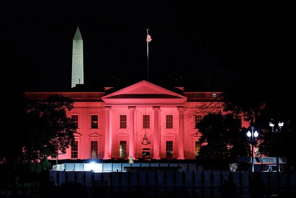 ब्रेस्ट कैंसर अवेयरनेस मंथ के दौरान वाशिंगटन में गुलाबी रंग से रोशन किया गया व्हाइट हाउस