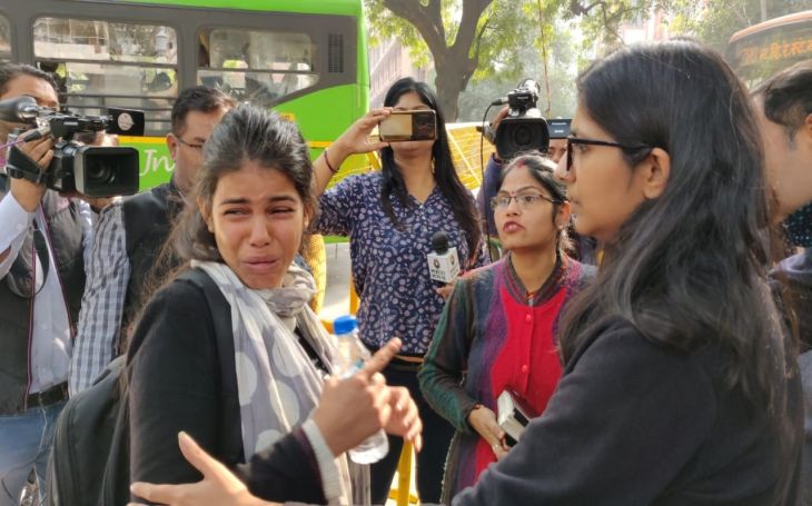 महिलाओं के खिलाफ बढ़ते अपराध को लेकर संसद के सामने युवती का प्रदर्शन, पुलिस पर मारपीट का आरोप