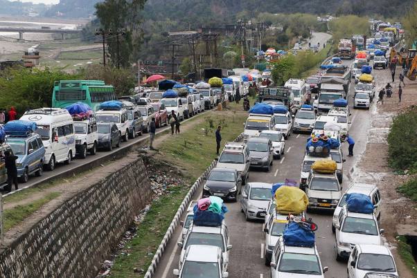 रामबन में भारी बारिश के कारण हुए भूस्खलन के कारण जम्मू-श्रीनगर राष्ट्रीय राजमार्ग पर फंसी गाड़ियां
