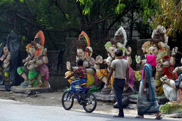 लॉकडाउन के बीच दिल्ली की सड़कों के किनारे बनी दुकानों पर भगवान गणेश की मूर्तियां
