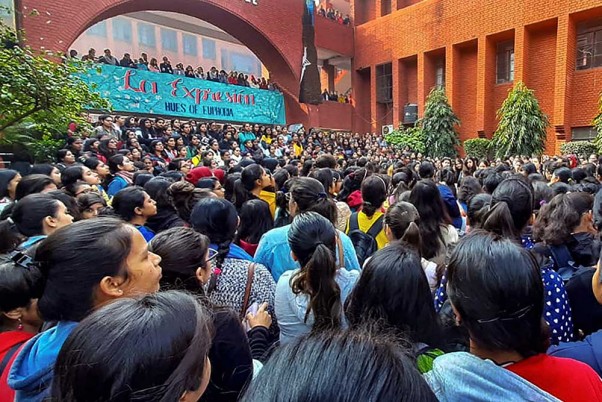 दिल्ली के गार्गी कॉलेज में छात्राओं से 'छेड़छाड़' को लेकर 10 गिरफ्तार