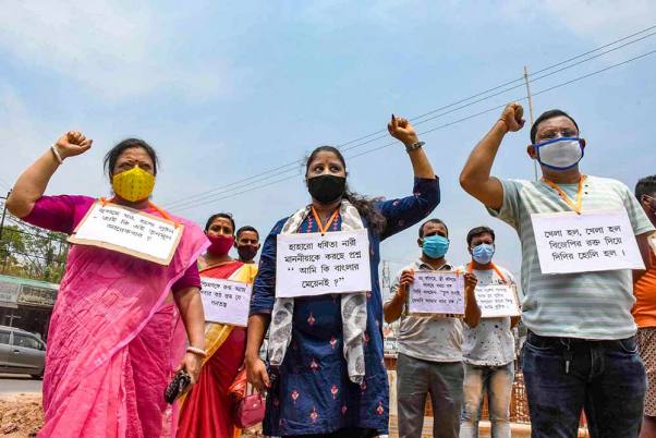 पश्चिम बंगाल के अगरतला में पार्टी कार्यकर्ताओं पर कथित हमले के बाद विरोध प्रदर्शन करते भाजपा कार्यकर्ता