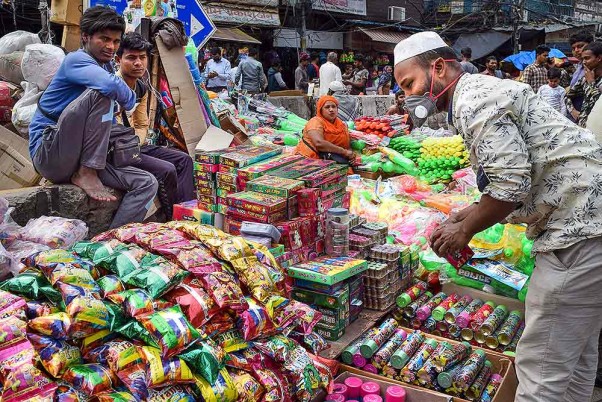 नई दिल्ली के चांदनी चौक में होली के रंगों की बिक्री करता एक हॉकर