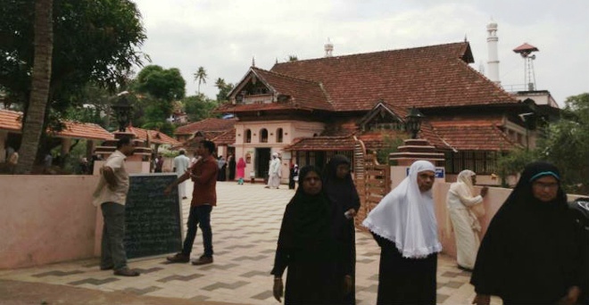 हजार साल पुरानी मस्जिद ने महिलाओं के लिए खोले अपने दरवाजे