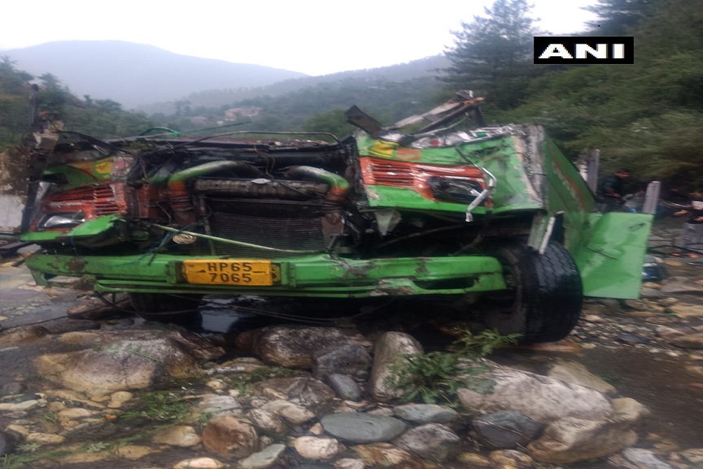 हिमाचल के कुल्लू में बस खाई में गिरी, 43 की मौत