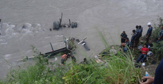 नेपाल में बस नदी में गिरी, 30 की मौत