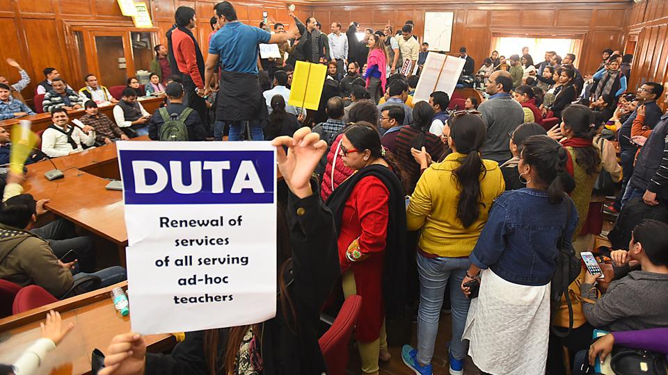 दिल्ली यूनिवर्सिटी- एडहॉक शिक्षकों के पक्ष में डुटा का प्रदर्शन जारी, वीसी दफ्तर के घेराव के दौरान झड़प