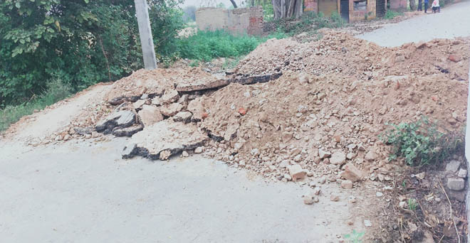 हरियाणा से दिल्ली जाने वाले गांव के रास्तों को पुलिस ने जेसीबी मशीन से उखाड़ा, जरूरी सामान की आवक रुकी