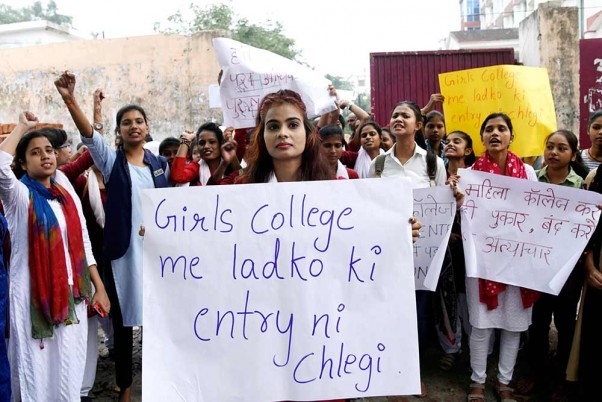 पटना में पाटलिपुत्र विश्वविद्यालय के पुरुष छात्रों के प्रवेश के विरोध में नारेबाजी करती जेडी महिला कॉलेज की छात्राएं