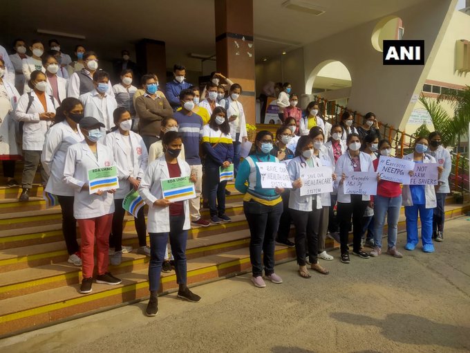 दिल्ली के कई अस्पतालों में आज बंद रहेंगे ओपीडी, नीट पीजी काउंसलिंग जल्द शुरू करने पर अड़े डॉक्टर्स