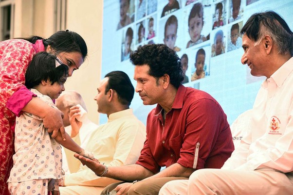 नवी मुंबई के खारघर में साई संजीवनी कार्डियक केयर चाइल्ड हॉस्पिटल में बच्चों के साथ बातचीत करते दिग्गज क्रिकेटर सचिन तेंदुलकर