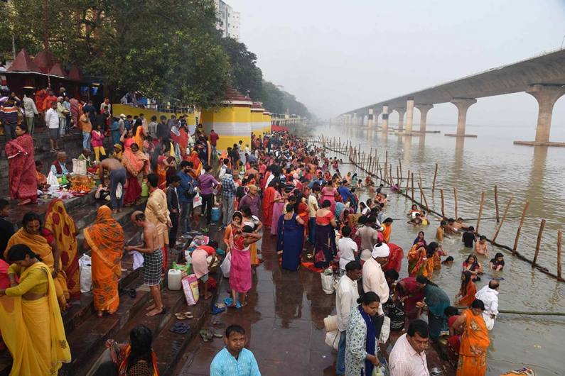 पटना में चार दिवसीय छठ पूजा उत्सव के पहले दिन गंगा नदी के किनारे पहुंचे श्रद्धालु