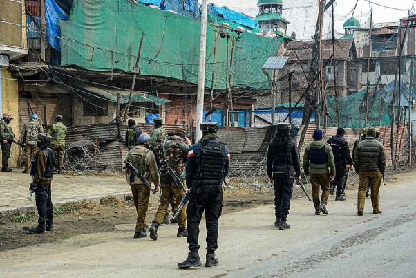विदेशी राजनयिकों के दौरे के बीच श्रीनगर में आतंकवादी हमला, फायरिंग में एक शख्स घायल