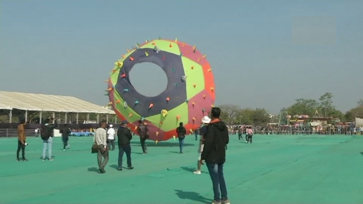 गुजरात के राजकोट में आयोजित अंतर्राष्ट्रीय पतंग महोत्सव का नजारा