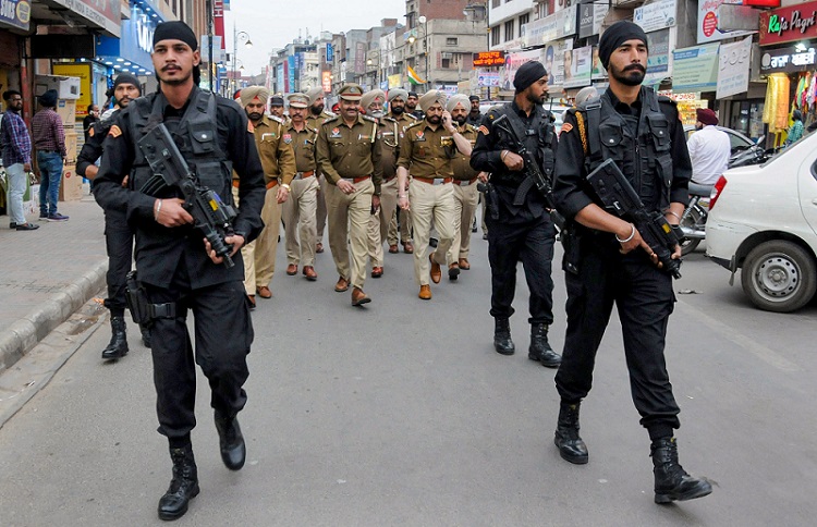 आम चुनाव से पहले अमृतसर में फ्लैग मार्च करते पंजाब पुलिस और पंजाब पुलिस SWAT कमांडो