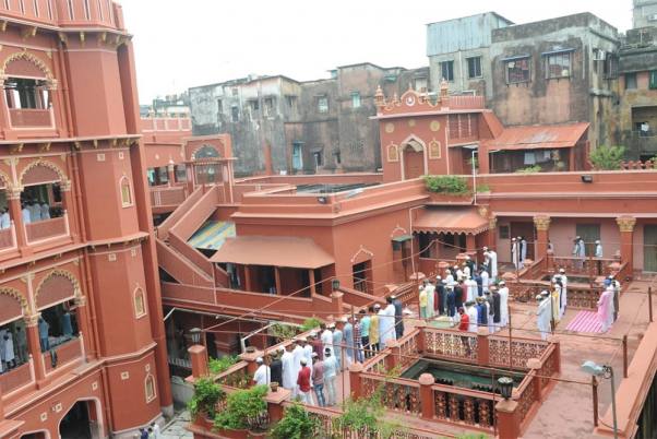 कोलकाता के नखोदा मस्जिद में ईद-उल-अजहा के अवसर पर नमाज अदा करते लोग