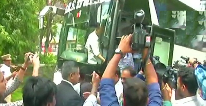 जोड़-तोड़ के बीच विधायकों को बचाने की जद्दोजहद, हैदराबाद भेजे गए कांग्रेस-जेडीएस MLA