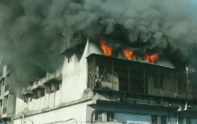 मुंबई के भिवंडी इलाके में एक इमारत में आग लग गई, आग बुझाने के लिए मौके पर पहुंची फायर ब्रिगेड की गाड़ियां
