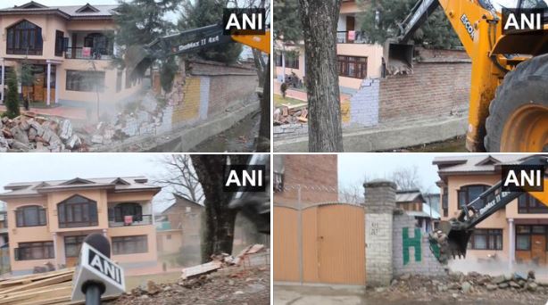 जम्मू-कश्मीर: अनंतनाग में आतंकवाद के खिलाफ बड़ी कार्रवाई, हिजबुल मुजाहिदीन कमांडर के घर चला बुलडोजर