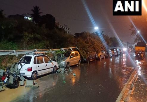 बेंगलुरु में भारी बारिश के बाद बाढ़ जैसे हालात, मेट्रो स्टेशन की दीवार गिरी, कई वाहन आए चपेट में, येलो अलर्ट जारी