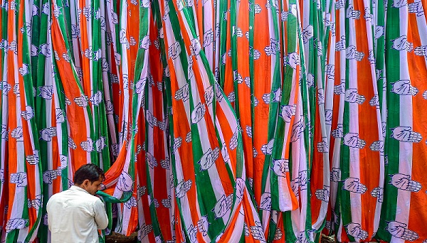 लोकसभा चुनाव के मद्देनजर अहमदाबाद में झंडे बनाने में जुटा कारीगर