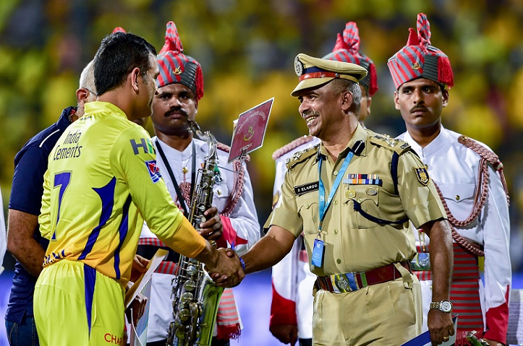 आईपीएल 2019 टी20 क्रिकेट टूर्नामेंट का पहला मैच शुरू होने से पहले चेन्नई सुपर किंग्स के कप्तान एमएस धोनी ने पुलवामा हमले के पीड़ित के परिवार के लिए चेक भेंट किया