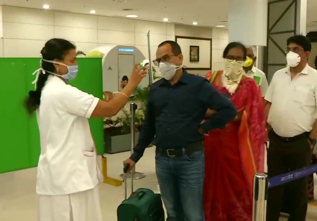 कोरोना के बढ़ते खतरे को देखते हुए चंडीगढ़ अंतर्राष्ट्रीय हवाई अड्डे पर टेम्परेचर गन (थर्मल गन) से यात्रियों की जांच करते कर्मचारी