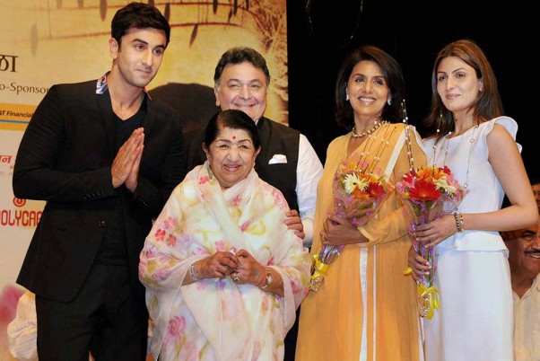 फाइल फोटो: मुंबई में दीनानाथ मंगेशकर की 72वीं पुण्यतिथि के अवसर पर एक समारोह में परिवार के सदस्यों और महान गायिका लता मंगेशकर के साथ बॉलीवुड अभिनेता ऋषि कपूर
