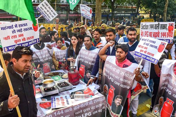 दिल्ली के शास्त्री भवन में पेट्रोलियम मंत्रालय के बाहर एलपीजी सिलेंडर की कीमतों में बढ़ोतरी के खिलाफ विरोध जताते भारतीय युवा कांग्रेस के सदस्य