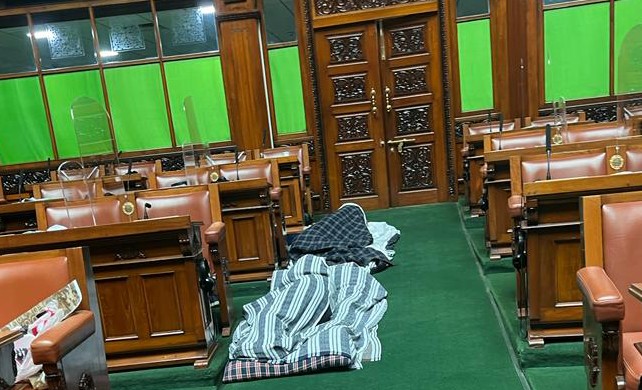 कर्नाटक: तिरंगे पर बयान को लेकर बवाल जारी, कांग्रेस विधायकों ने विधानसभा में गुजारी रात