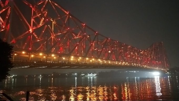 पश्चिम बंगाल की यात्रा से पहले पीएम नरेंद्र मोदी की आगवानी के लिए रंग-बिरंगी लाइट्स से सजाया गया हावड़ा ब्रिज