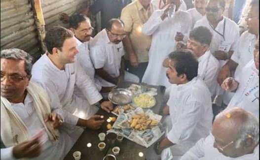 कर्नाटक: चुनावी रैली के बीच चाय-पकौड़े का लुत्फ उठाते दिखे राहुल, देखें वीडियो