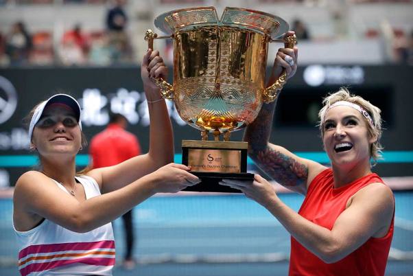 बीजिंग में चाइना ओपन टेनिस टूर्नामेंट के महिला युगल फाइनल में प्रथम स्थान की ट्रॉफी पर कब्जा करने के बाद संयुक्त राज्य अमेरिका की सोफिया केनिन और बेथानी माटेक-सैंड्स