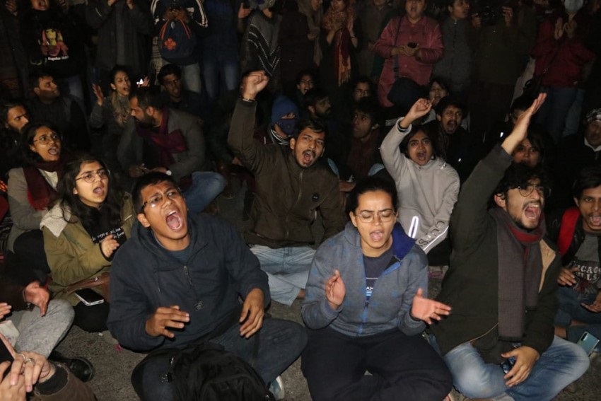 जेएनयूएसयू ने की वीसी के इस्तीफे की मांग, हिंसा के खिलाफ एकजुट हुए कई यूनिवर्सिटी के छात्र