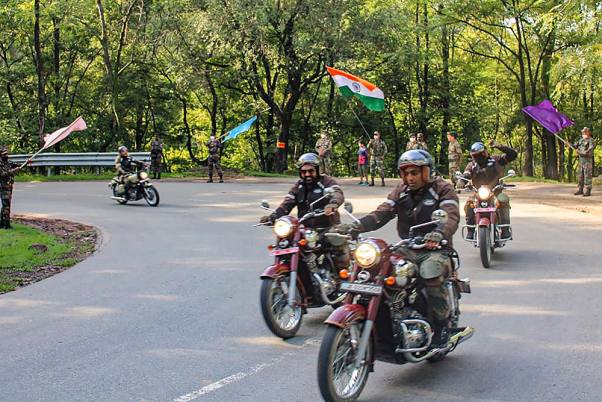राजौरी में कारगिल विजय दिवस के अवसर पर मोटरसाइकिल रैली के दौरान सेना के जवान