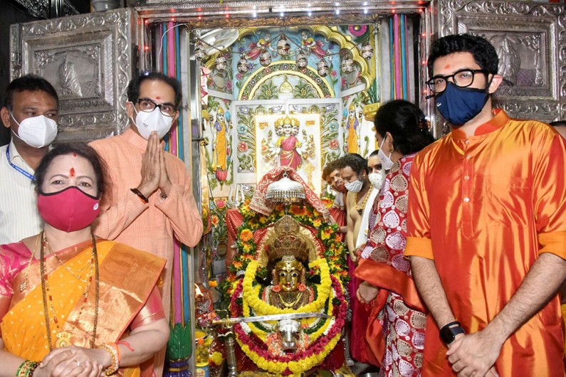 मुंबई में नवरात्रि उत्सव के पहले दिन मंदिर में पूजा करने पहुंचे महाराष्ट्र के मुख्यमंत्री उद्धव ठाकरे और उनका परिवार